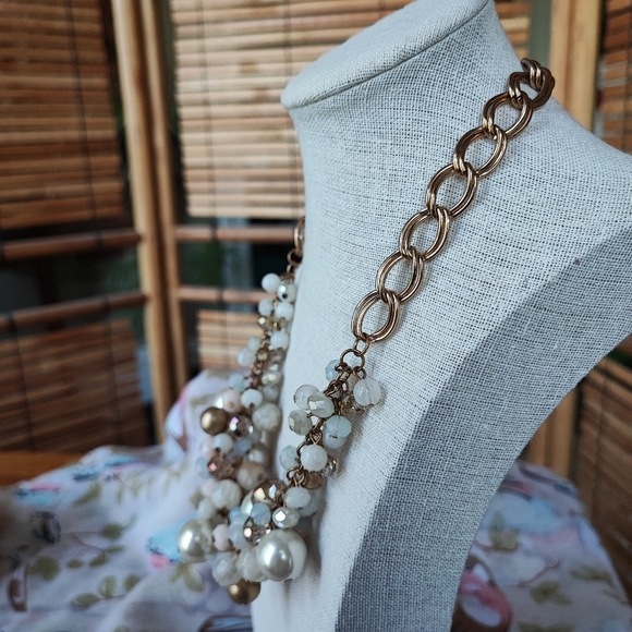 Faux Pearls Matte Brass Gold Chain Milky Glass Faceted Bead Bib Necklace EUC - Picture 5 of 13